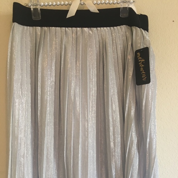 New Silver Metallic Accordion-Pleat Skirt - Picture 1 of 5